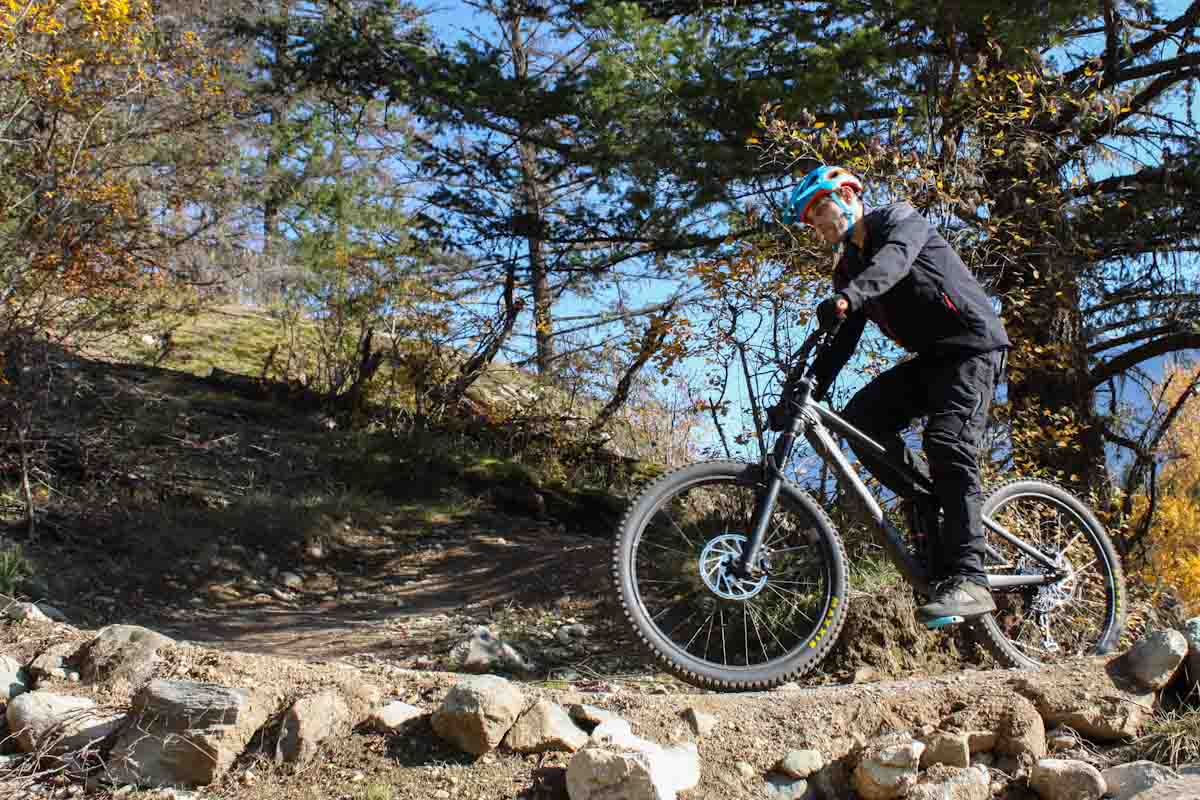 Endura Singletrack Kit, me climbing