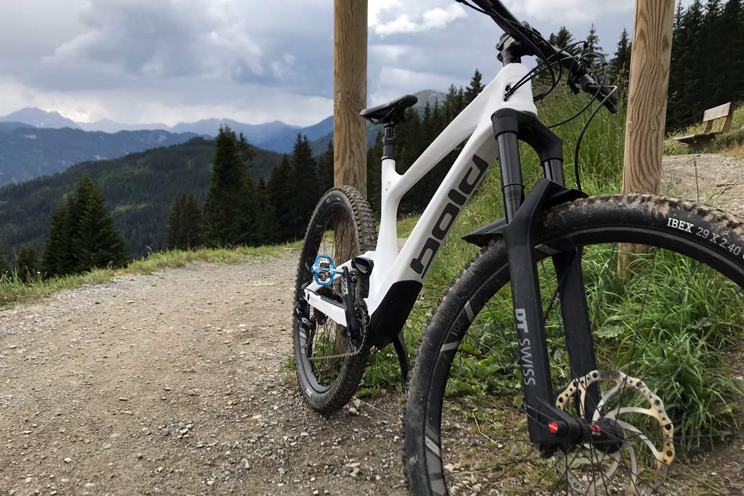 DT Swiss F535 ONE air-coil trail mountain bike suspension fork is one of the best suspension forks