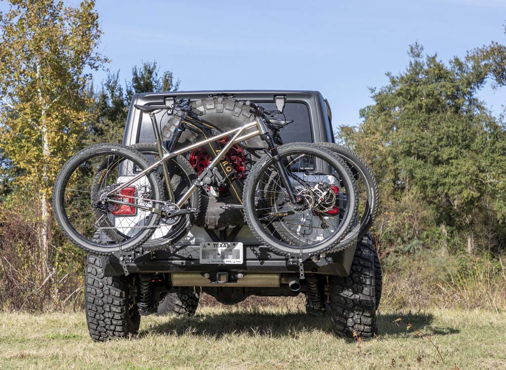 Roam Offroad debuts swing-away integrated tray-style bike rack...for Jeeps  - Bikerumor
