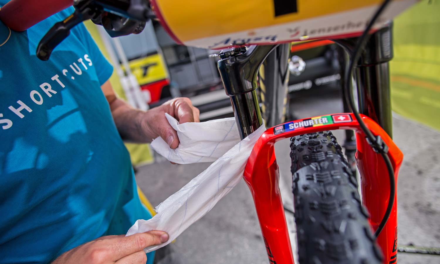 How to Set Up your suspension with Yanick the Mechanic, photos by Jochen Haar