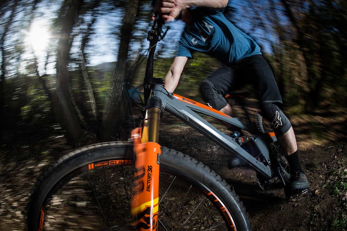 Orange-Five-Factory-2019-trail-enduro-mountain-bike-british-built-UK-single-pivot-suspension-punta-ala-frontmov