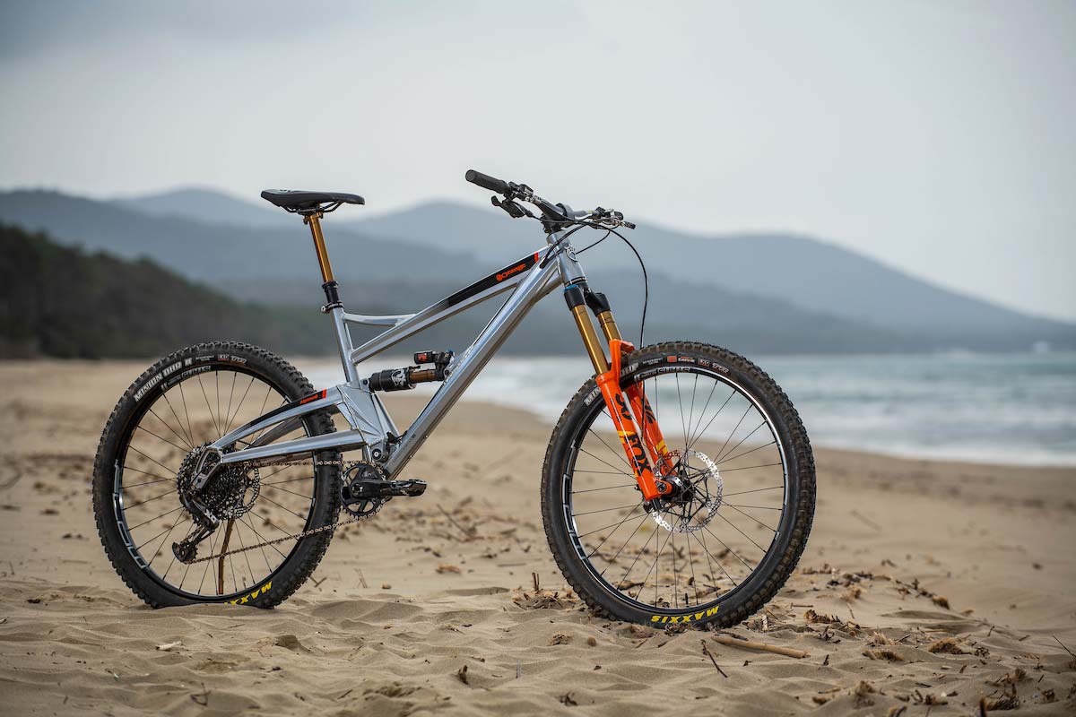Orange-Five-Factory-2019-trail-enduro-mountain-bike-british-built-UK-single-pivot-suspension-silver