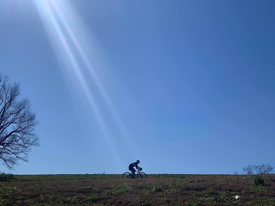 bikerumor pic of the day cycling with sun shining down.