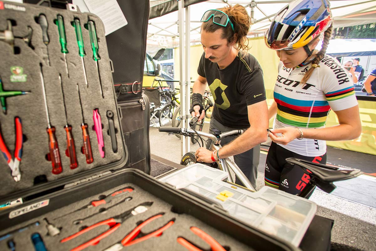 Watch: How Kate Courtney sets up her Scott mountain bikes for race day