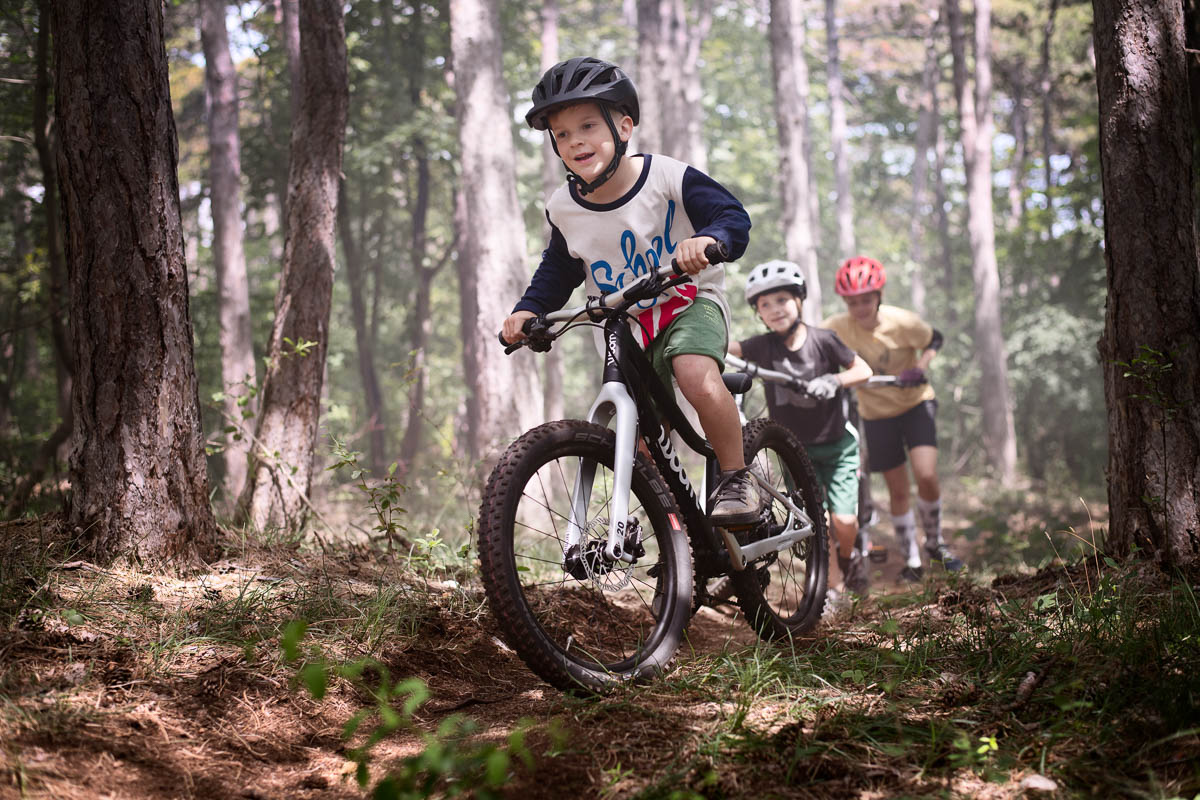 woom OFF ultralight kids’ mountain bike rips trails with carbon fork, multiple wheel sizes