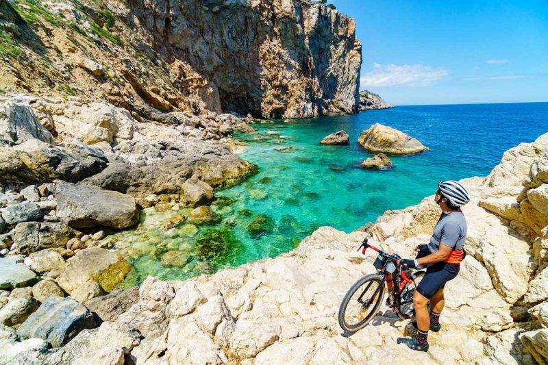 where to ride bicycles on the coast of girona spain