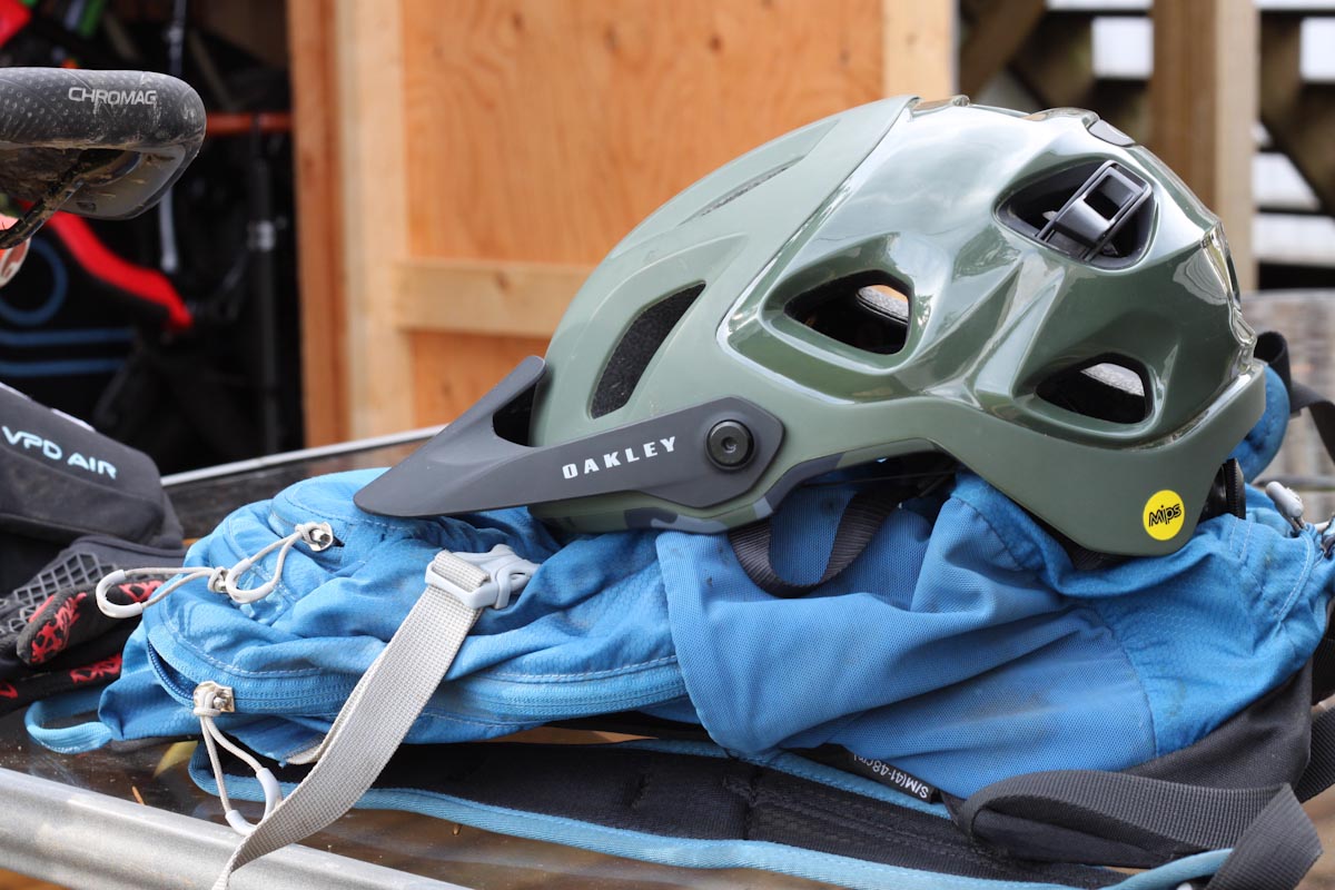 Review: Oakley's DRT5 MTB helmet offers unique features with classic Oakley  style - Bikerumor