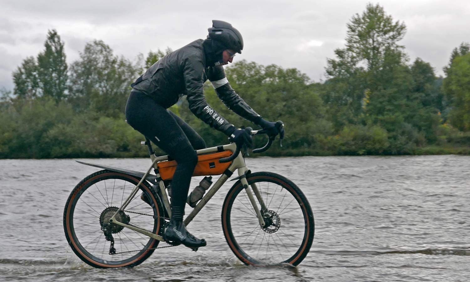 Review: Rapha Pro Team Insulated Gore-Tex jacket keeps dry & warm when it's  cold & wet! - Bikerumor