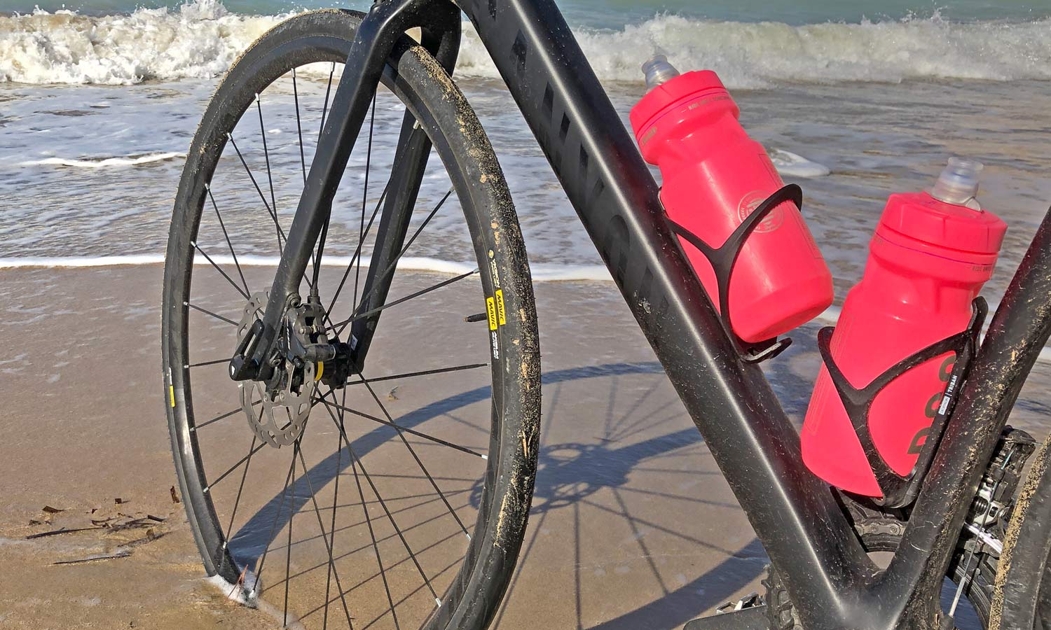 Decathlon Triban cage review, low-cost affordable lightweight secure reinforced plastic water bottle cage bidon holder