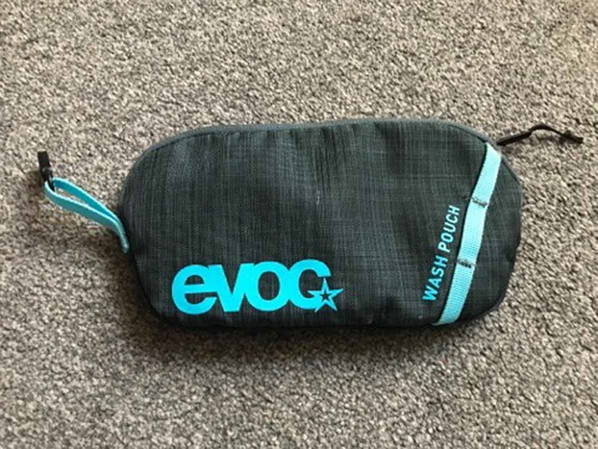 evoc-wash-pouch-explorer-pro-pack