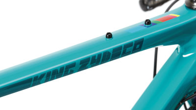 Cinelli King Zydeco gravel bike rocks 1,000g frame, 2.1″ tire clearance & adjustable rake!