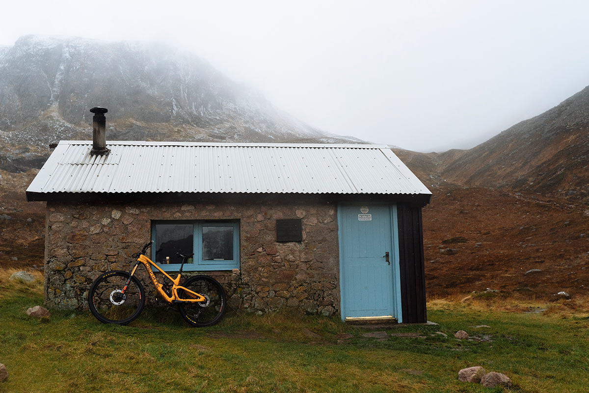 deviate-highlander-high-pivot-mountain-bike