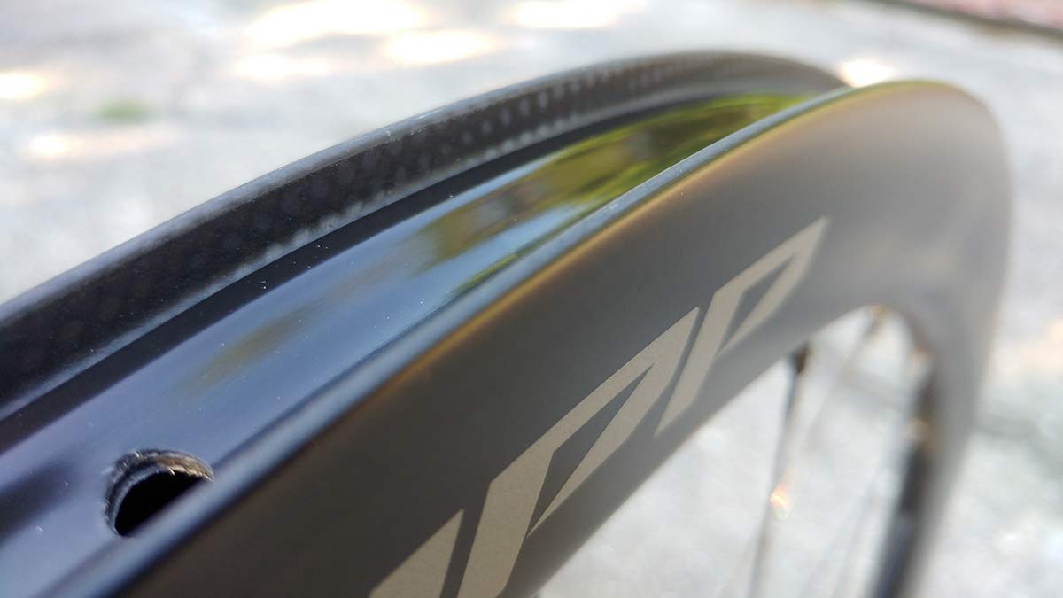 internal rim profile of zipp 303 hookless road bike wheels