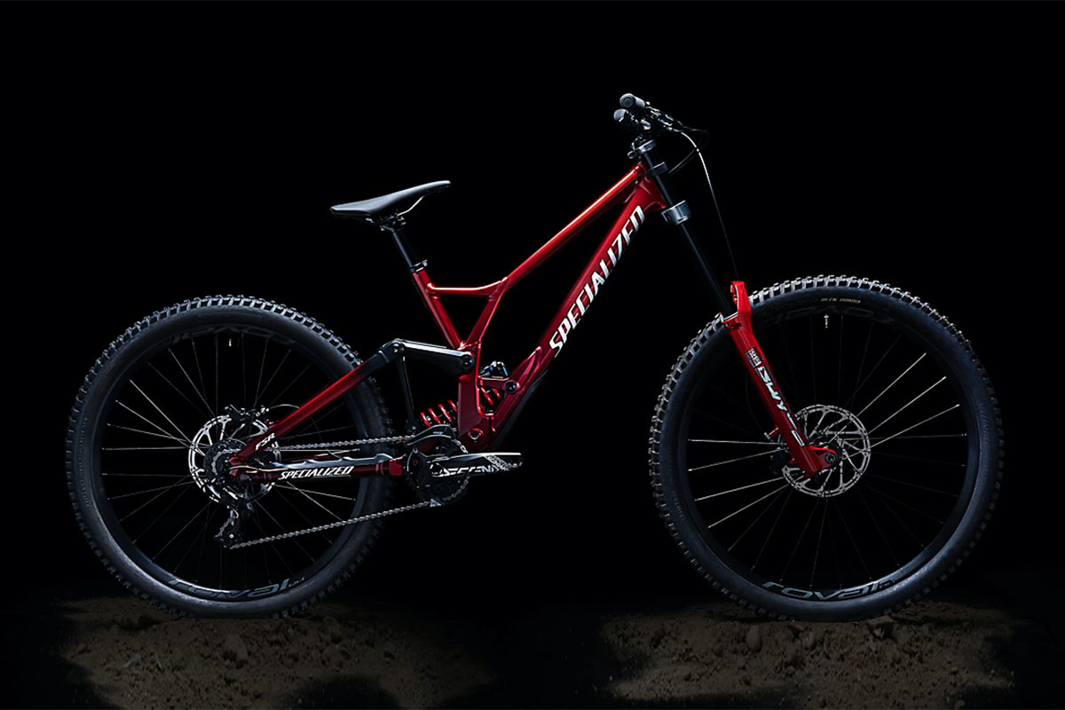 2021 specialized demo race downhill mountain bike can run mixed wheel sizes with a 29er front tire and 27.5 rear tire