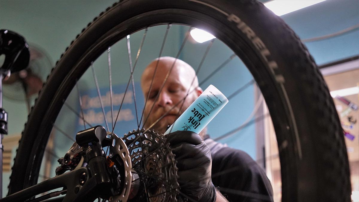 peatys-link-lube-light-application-cleans-drivetrain-lubricates-chain-mountain-bike