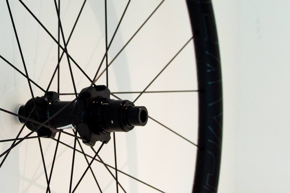 new vittoria reaxcion sc wheelsets use dt swiss hub with 24 poes 15 degree engagaement star-ratchet hub