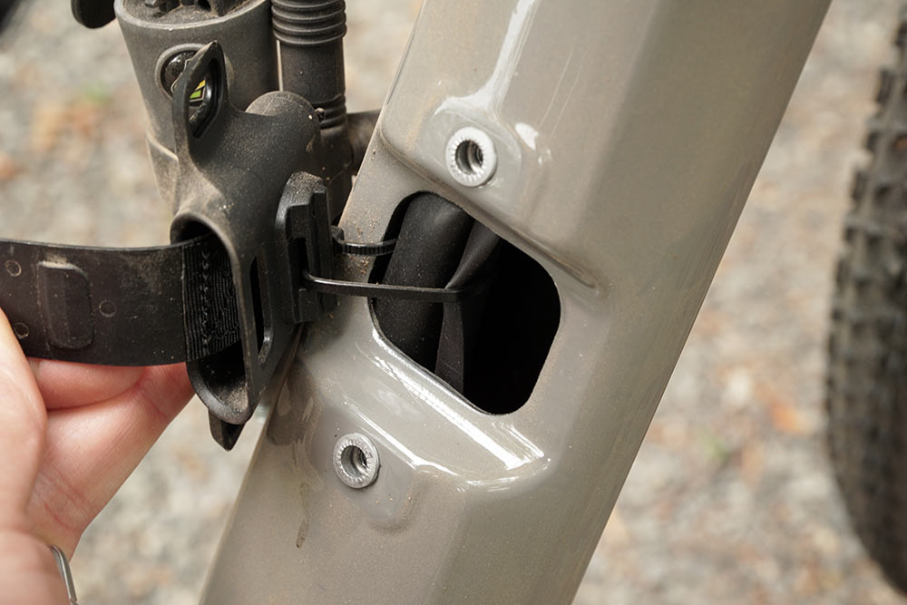 integrated stash tool and tire plug kit on new cannondale scalpel