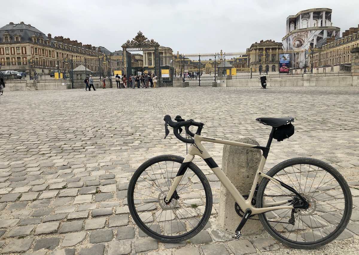 bikerumor pic of the day cannondale bike on the cobbles in front of the palace of versailles in france.