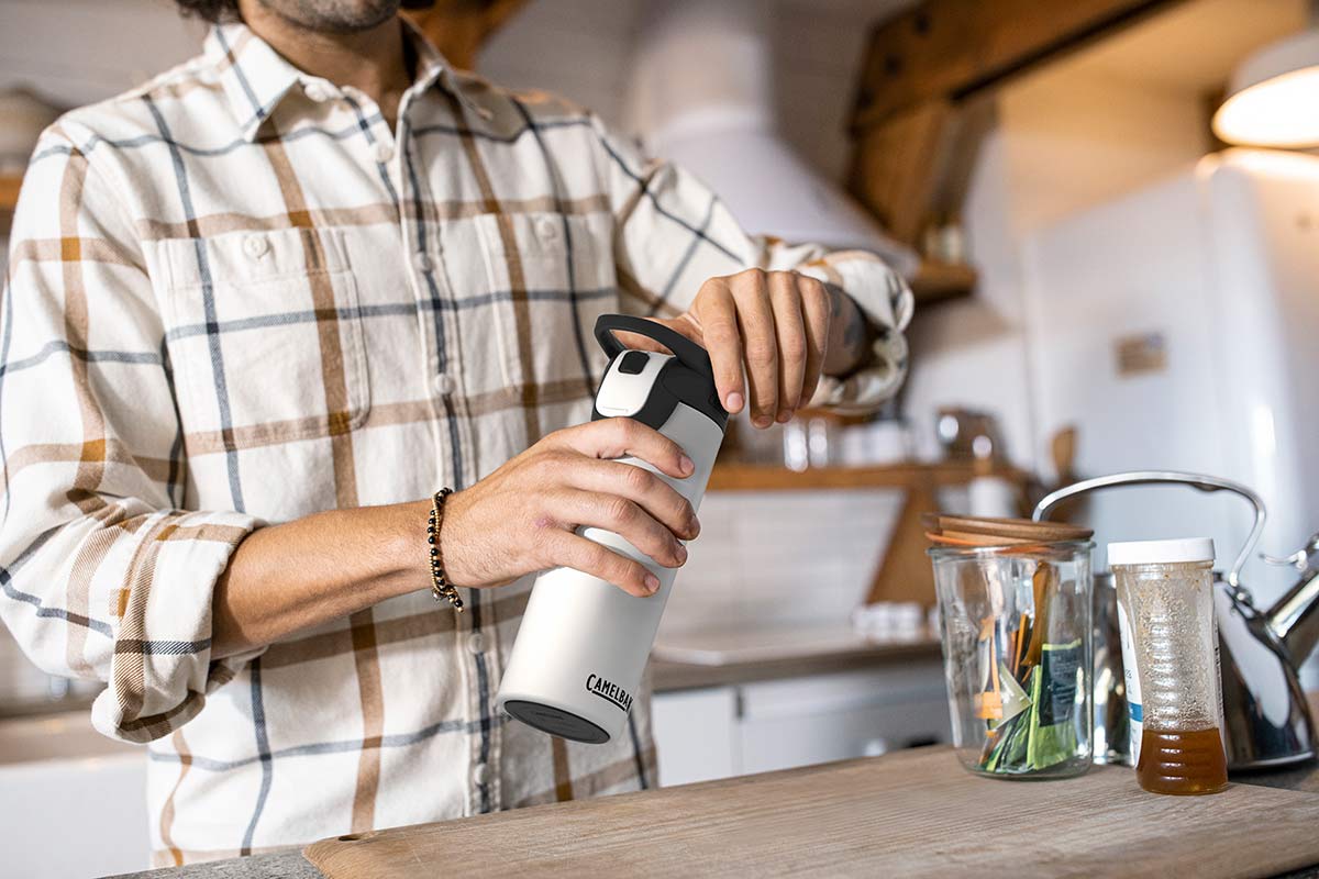 https://bikerumor.com/wp-content/uploads/2020/08/2020-new-Camelbak-Forge-coffee-mug-with-spill-proof-lid.jpg