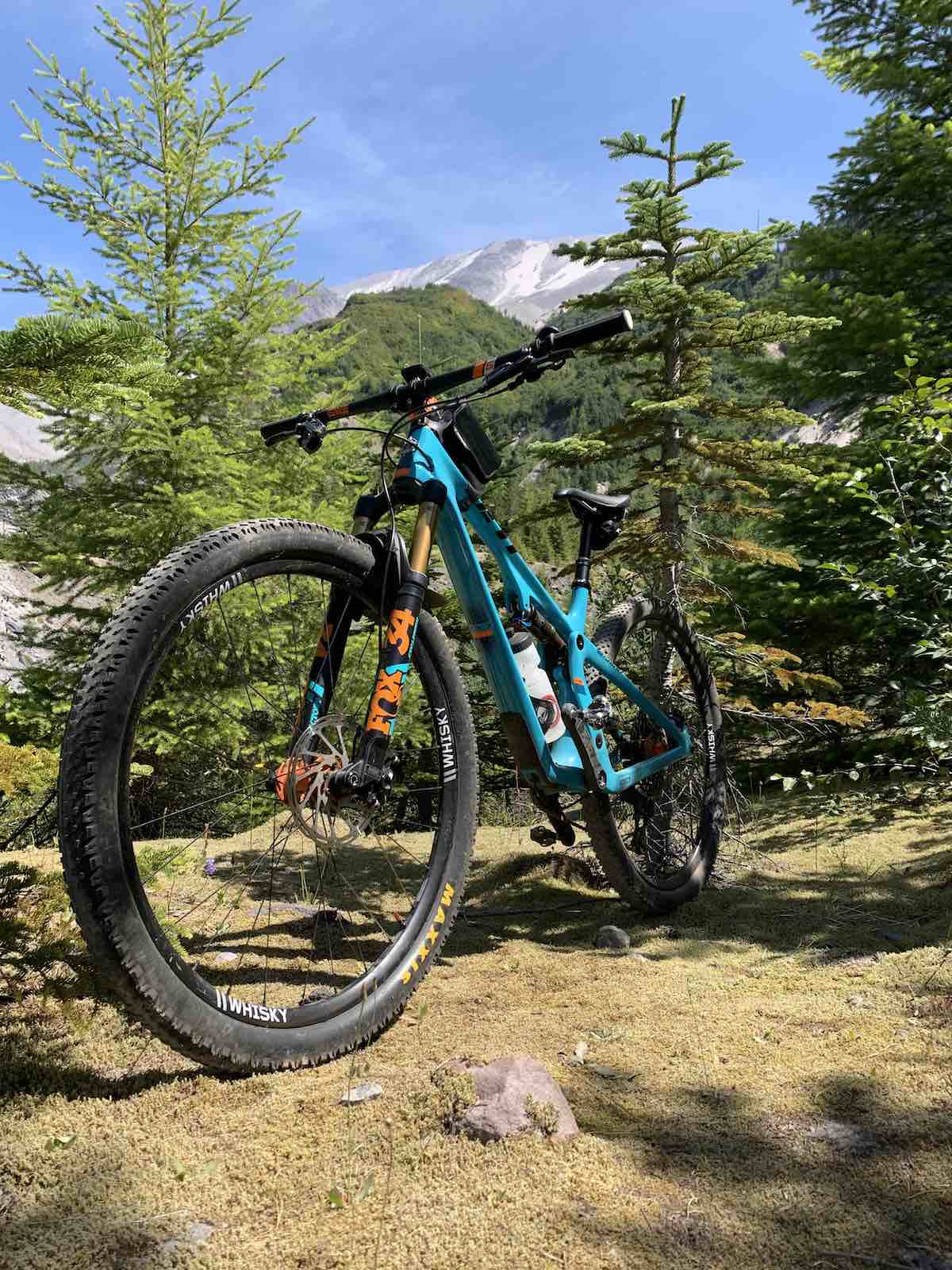 bikerumor pic of the day mountain bike with mount saint helens in the distance.