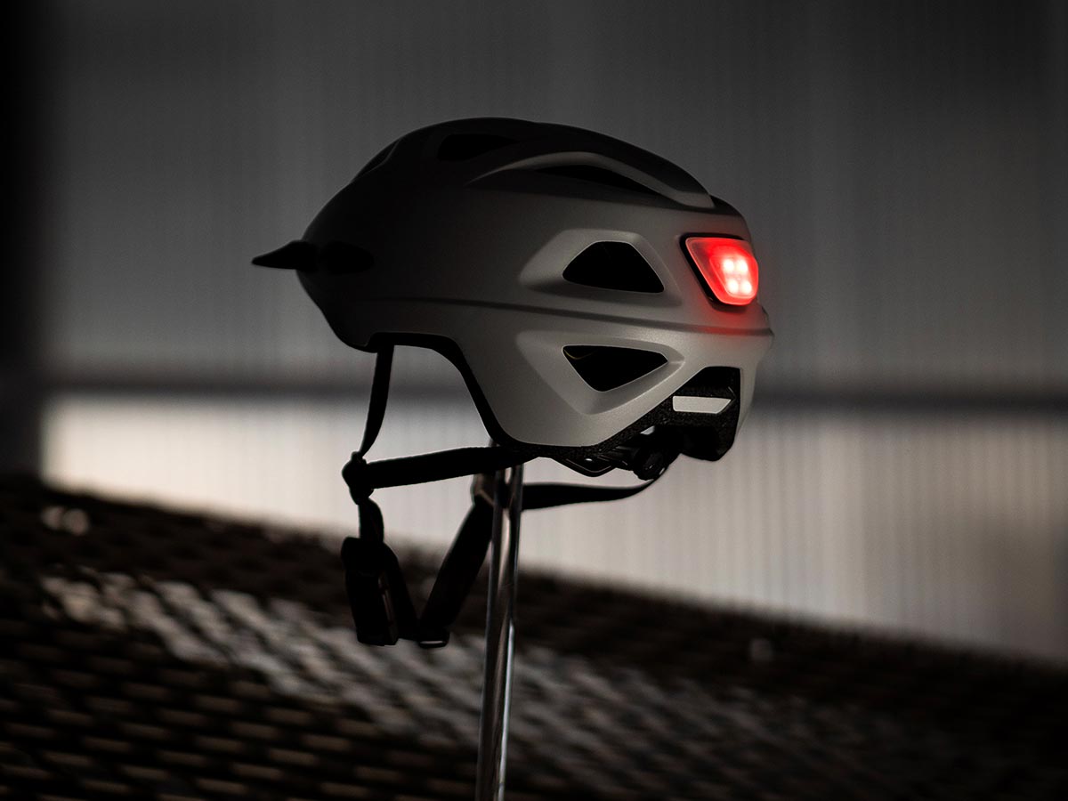 cycle commuter helemt integrated rear light led 60 hour battery life met mobilite mips white