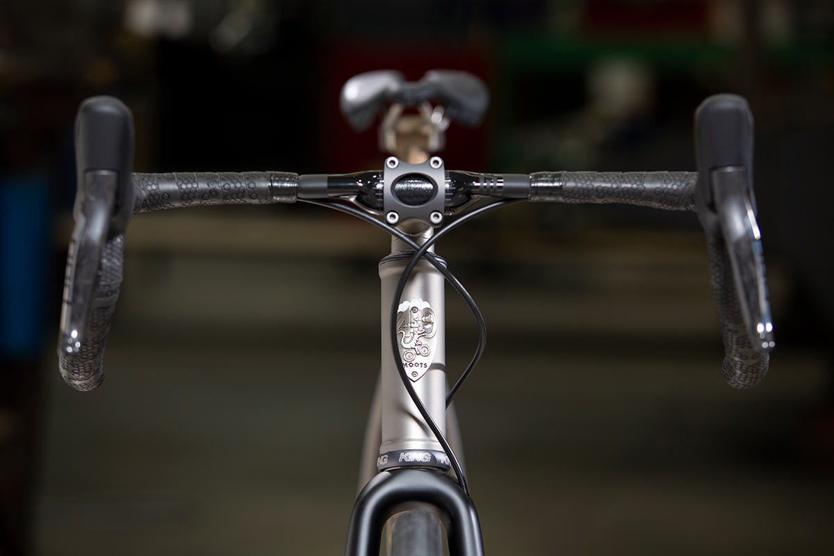 new moots vamoots res all road titanium bike head tube closeup from front