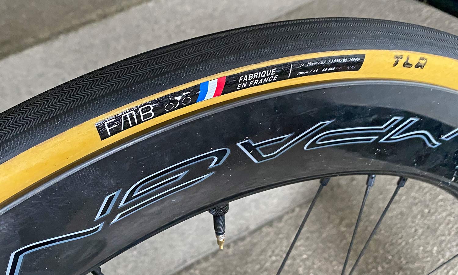 FMB Cobbles tubeless-ready TLR 29mm tire, handmade-in-France supple open-tubular tubeless clincher road bike tires, on Campagnolo Bora WTO 60 DB wheel