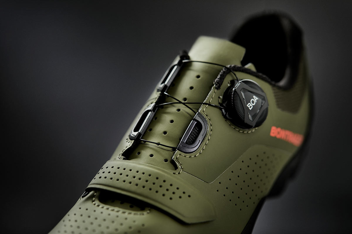 bontrager foray mountain bike and gravel shoe upper and closure details from a different angle