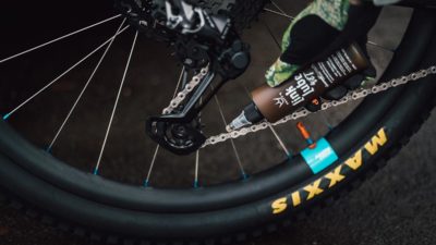 Peaty’s LinkLube Wet is a biodegradable chain lube w/ an Irish coffee scent