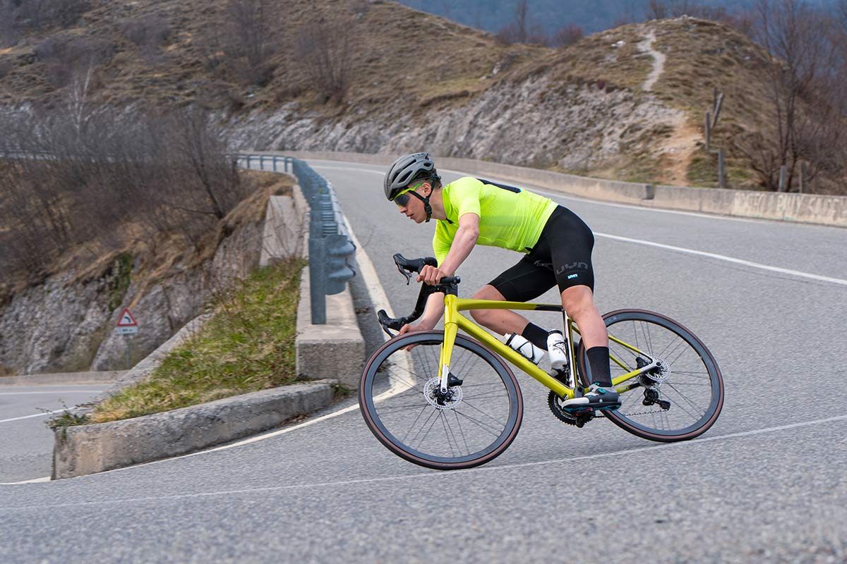 Titici Vento custom lightweight carbon aero road bike, photo by Mattia Ragni, descending
