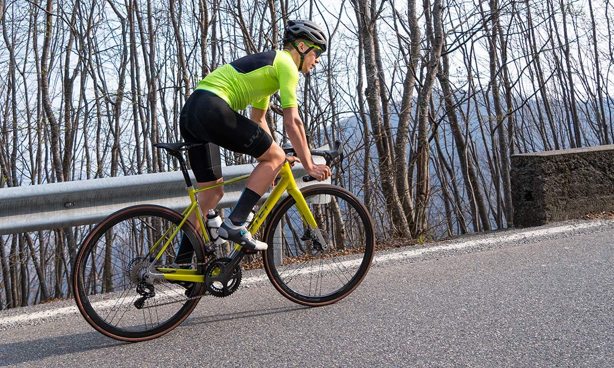 Titici Vento custom lightweight carbon aero road bike, photo by Mattia Ragni, climb