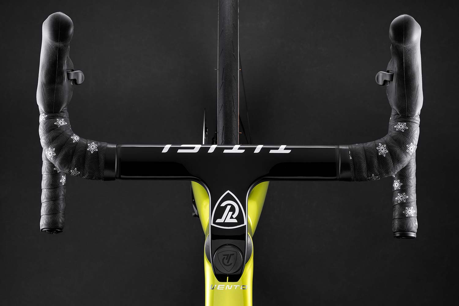 2021 Titici Vento light aero road bike, full-custom fully-integrated lightweight carbon aerodynamic PAT Flexy climbers road bike, studio photo by Pietro Bianchi, details