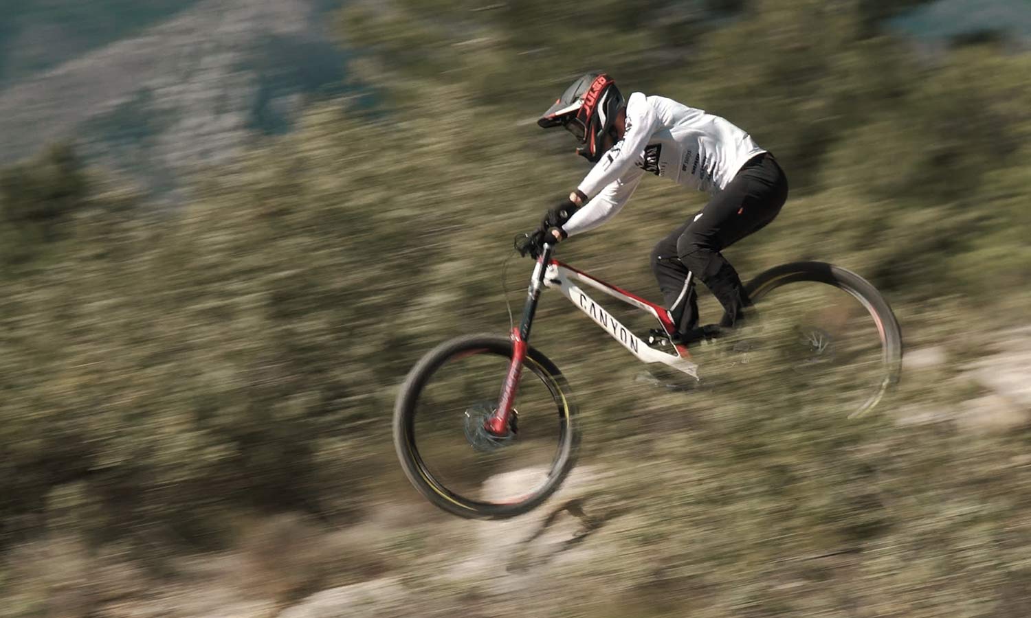 Pirelli Scorpion Gravity Racing prototype EWS, DH-ready mountain bike tires, photos by Julien Pradas, riding