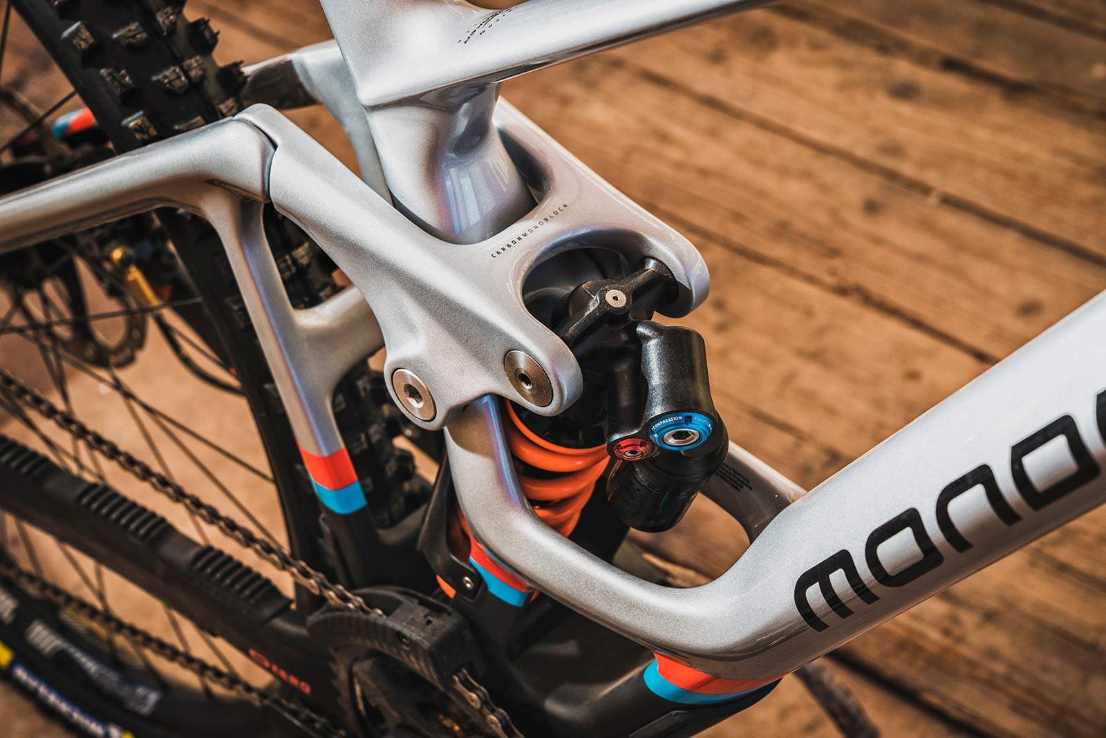 2022 mondraker summum carbon rr downhil bike suspension shown from top