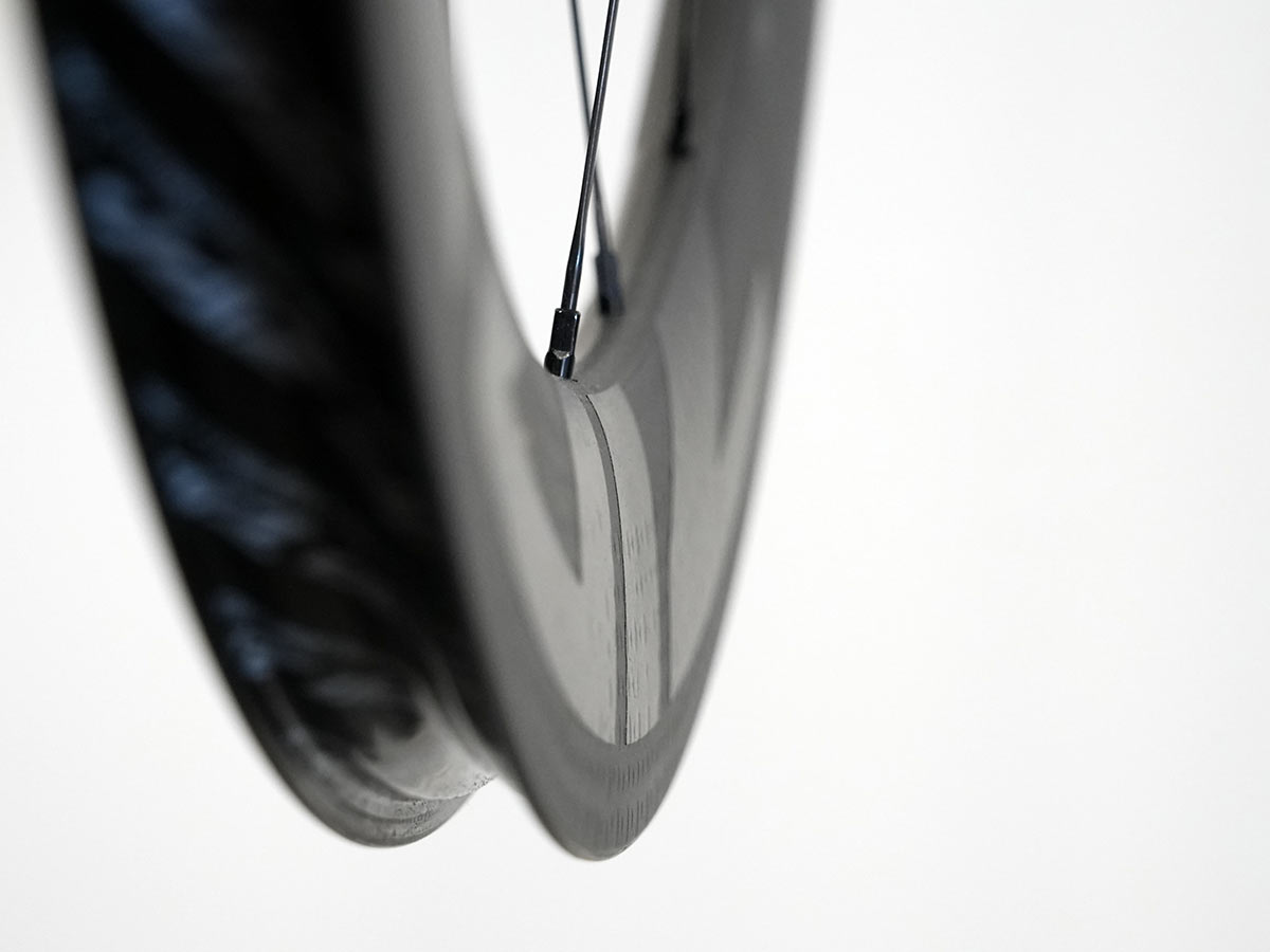 2022 zipp 404 firecrest aero road bike wheel closeup tubeless carbon rim details