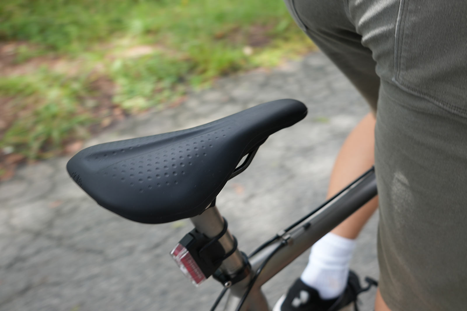 delta cycles hex air bike seat gel cushion cover on a bicycle