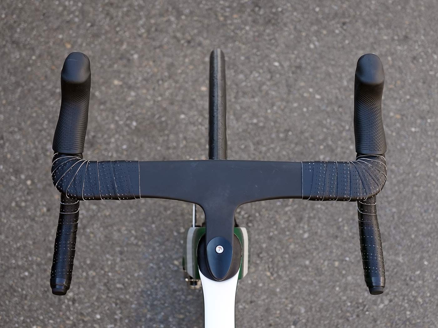 2022 storck aerfast aero road bike handlebar closeup