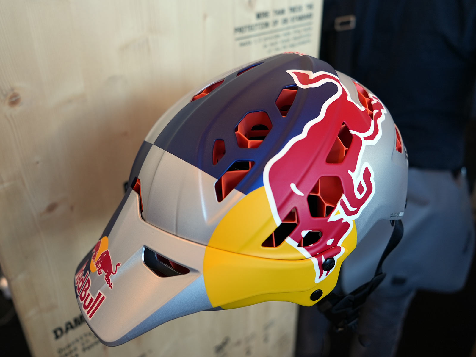 Red bull best sale mountain bike helmet