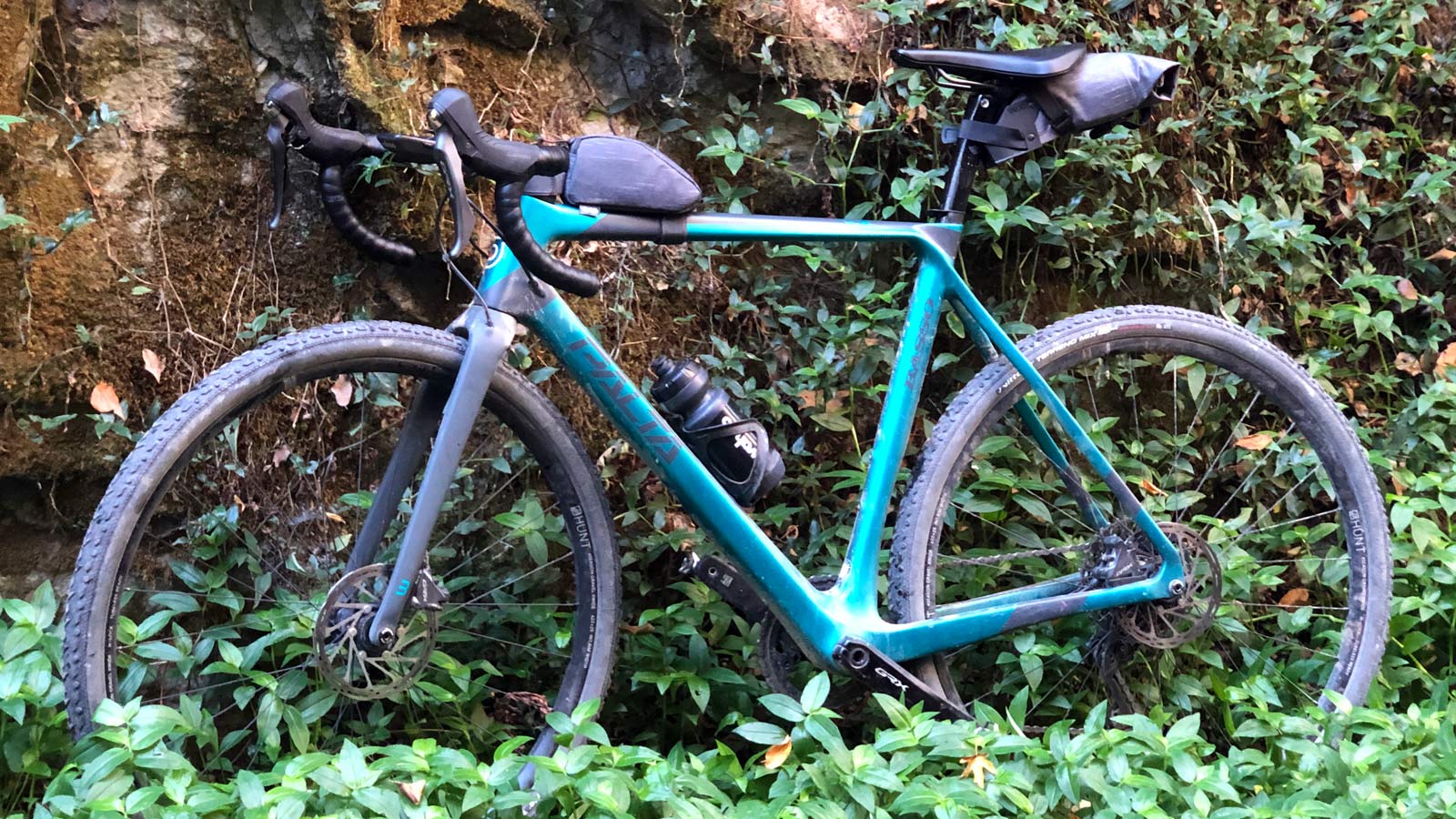 Basso Palta fast carbon gravel road bike - review: road-inspired fast, stiff, made-in-Italy, non-driveside