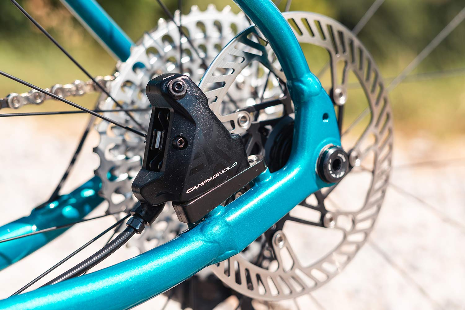 Titici All-In aluminum gravel bike, integrated custom alloy bike made-in-Italy, photo by Mattia Ragni, flat mount disc brake