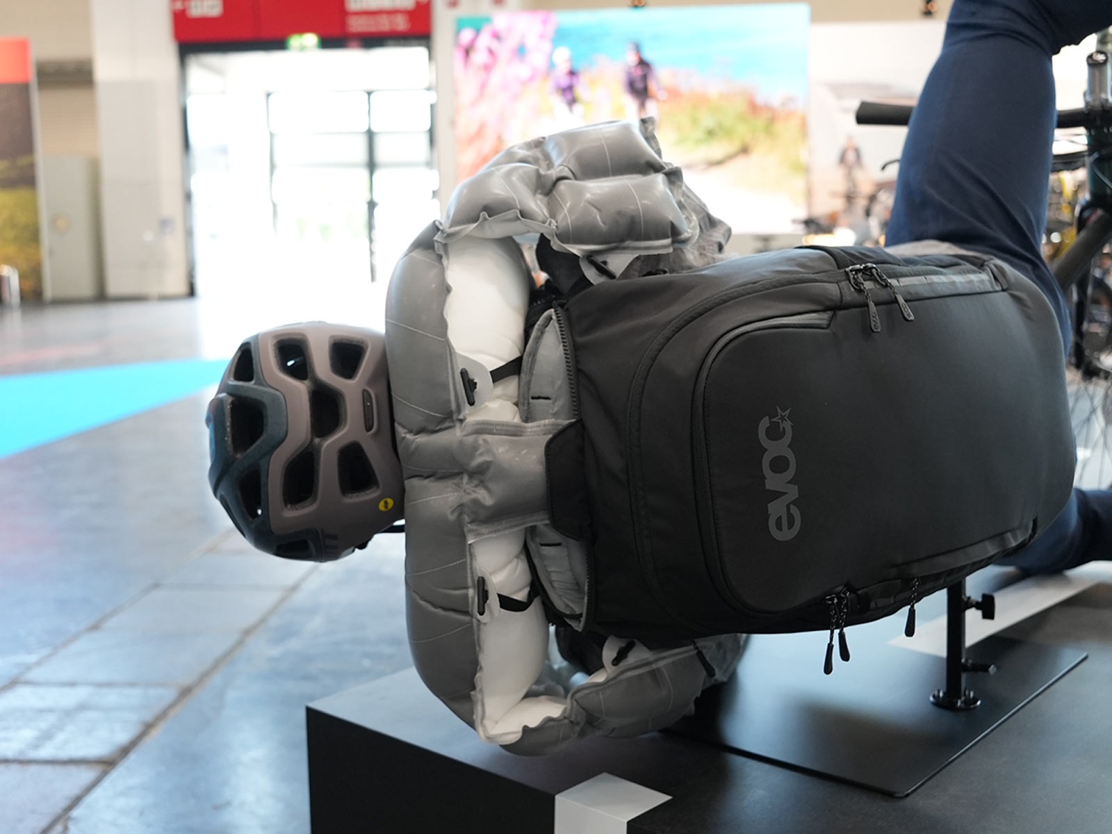 evoc Mochila con protección integrada Commute A.I.R. Pro 18 Airbag -  bike-components