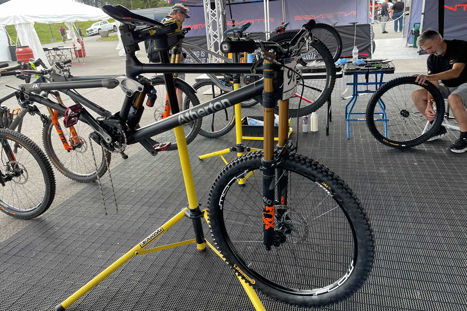 poll Hoe Dierentuin Spotted: Prototype Continental Tires on Jim Monro's Atherton DH Bike at  Snowshoe - Bikerumor