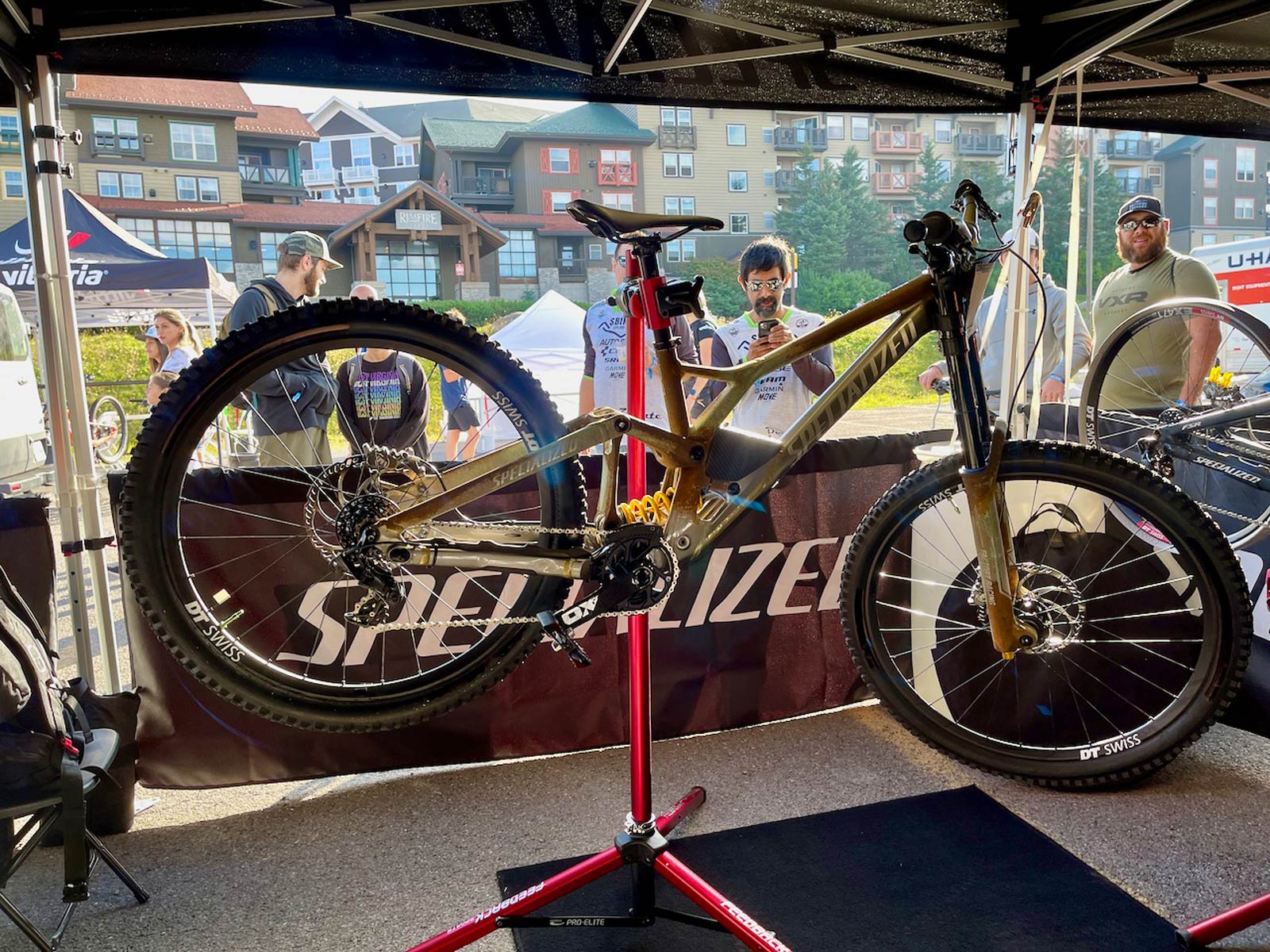 loic bruni specialized demo dh world cup snowshoe 2021 prototype ohlins active suspension damping mtb