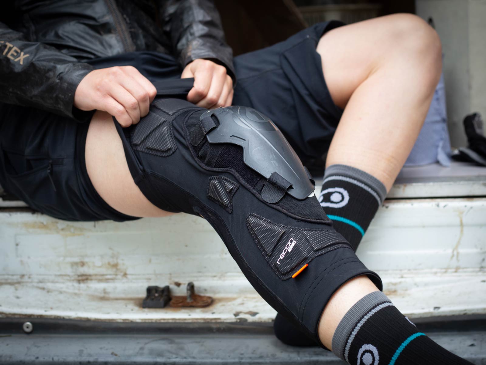 Review: 661 Recon Advance D3O Knee Pads pack optional hard shell protection  - Bikerumor