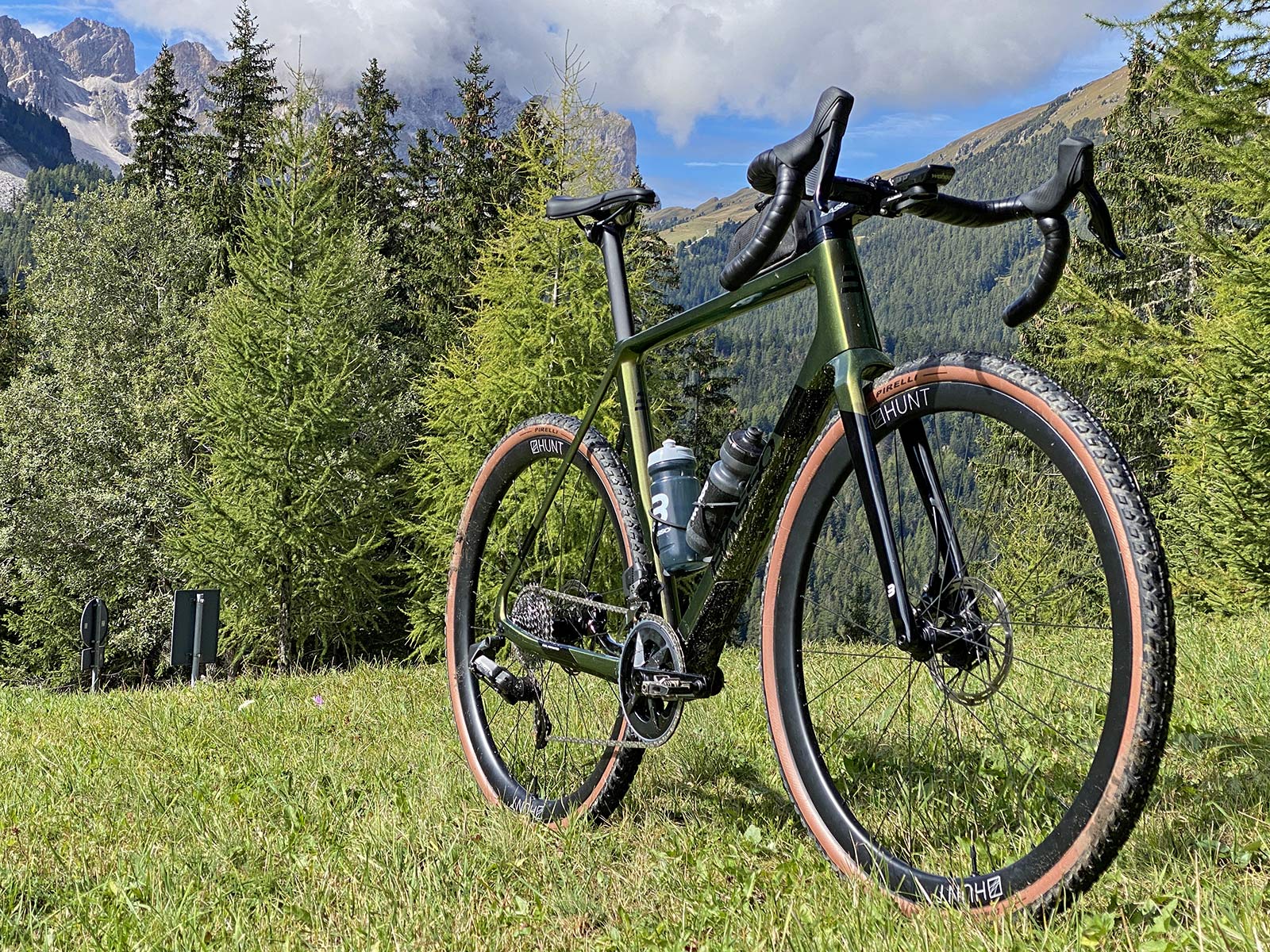 2022 Basso Palta II carbon gravel bike review made-in-Italy, angled