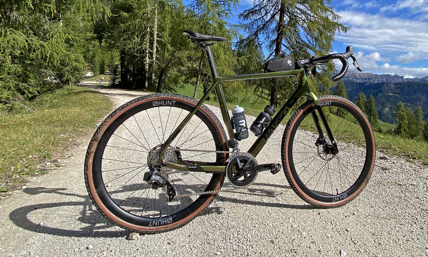 Review: Fast new 2022 Basso Palta II carbon gravel bike review made-in-Italy, angled