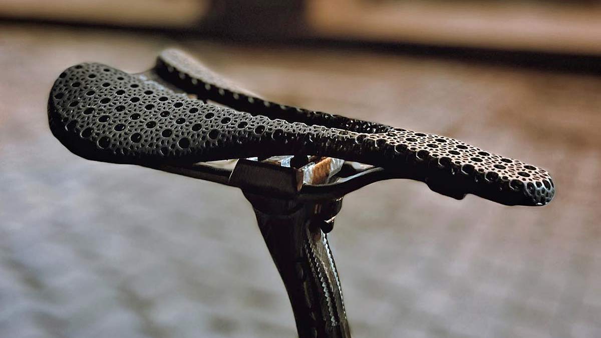 Bjorn Cycles Setka ultralight carbon 3D-printed padded saddle 135g, angled