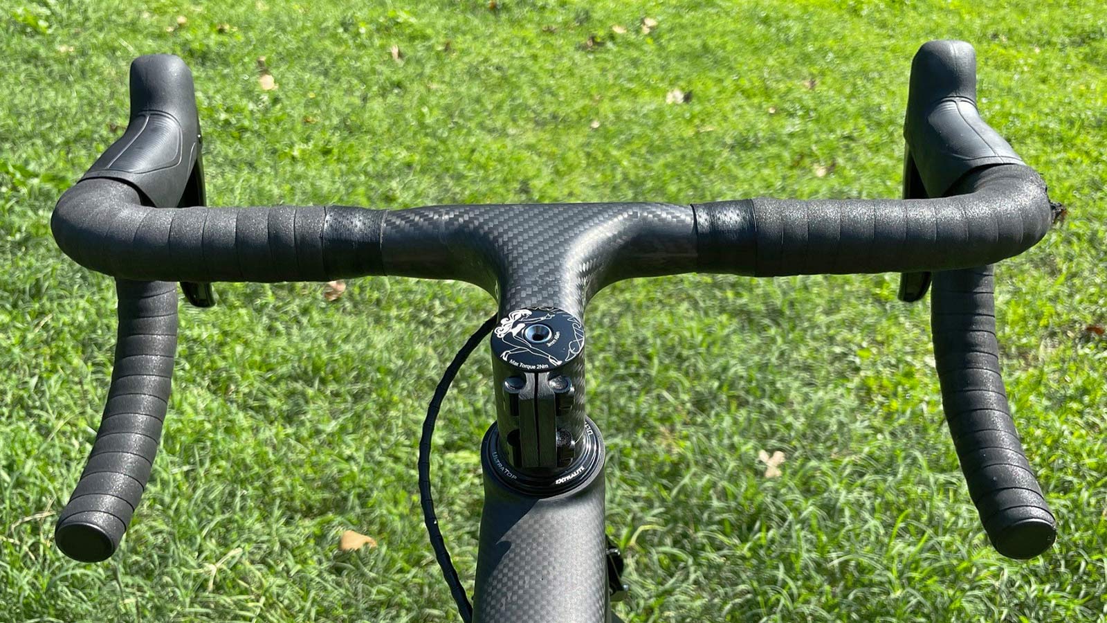 Darimo Nexum ultralight one-piece carbon road bike cockpit, handlebar stem combo, rider view