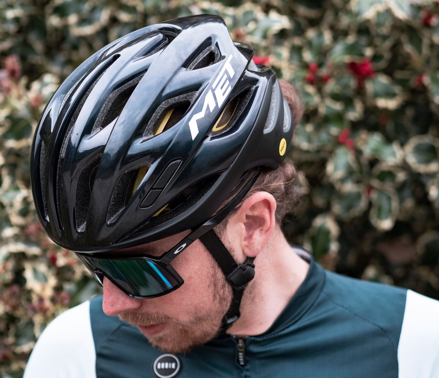 roekeloos Opeenvolgend Gedateerd The New MET Estro Mips Road Helmet is Built for Comfort and Safety -  Bikerumor