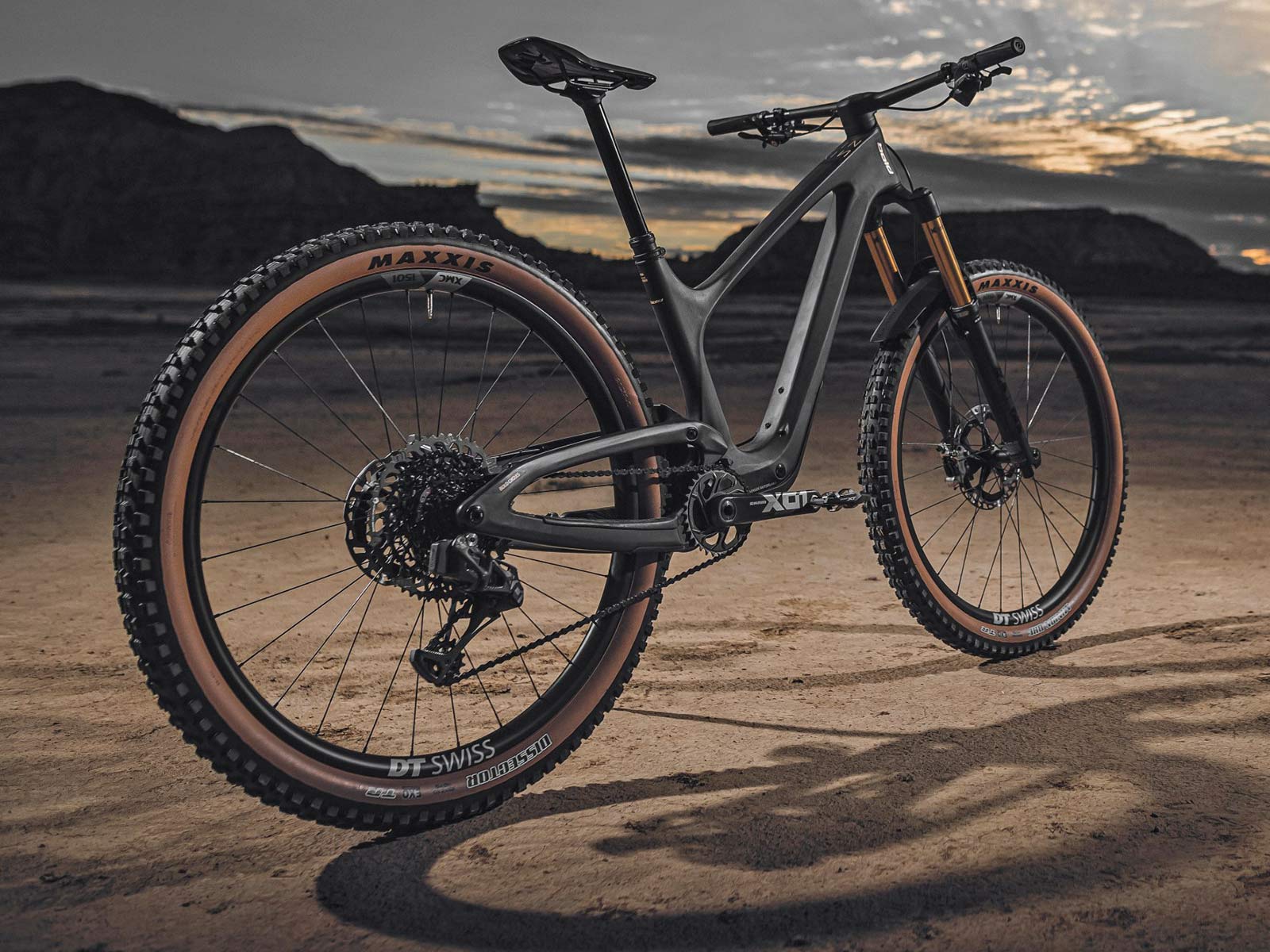 2022 Bold Linkin integrated hidden shock carbon trail bike, 135mm or 150mm all-mountain bike, angled
